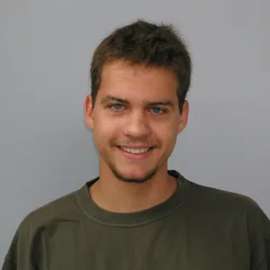 2004 — Portrait während eines Praktikums bei 3L-Architekten, verkniffenes Grinsen wie 1987, leichter Dreitagebart