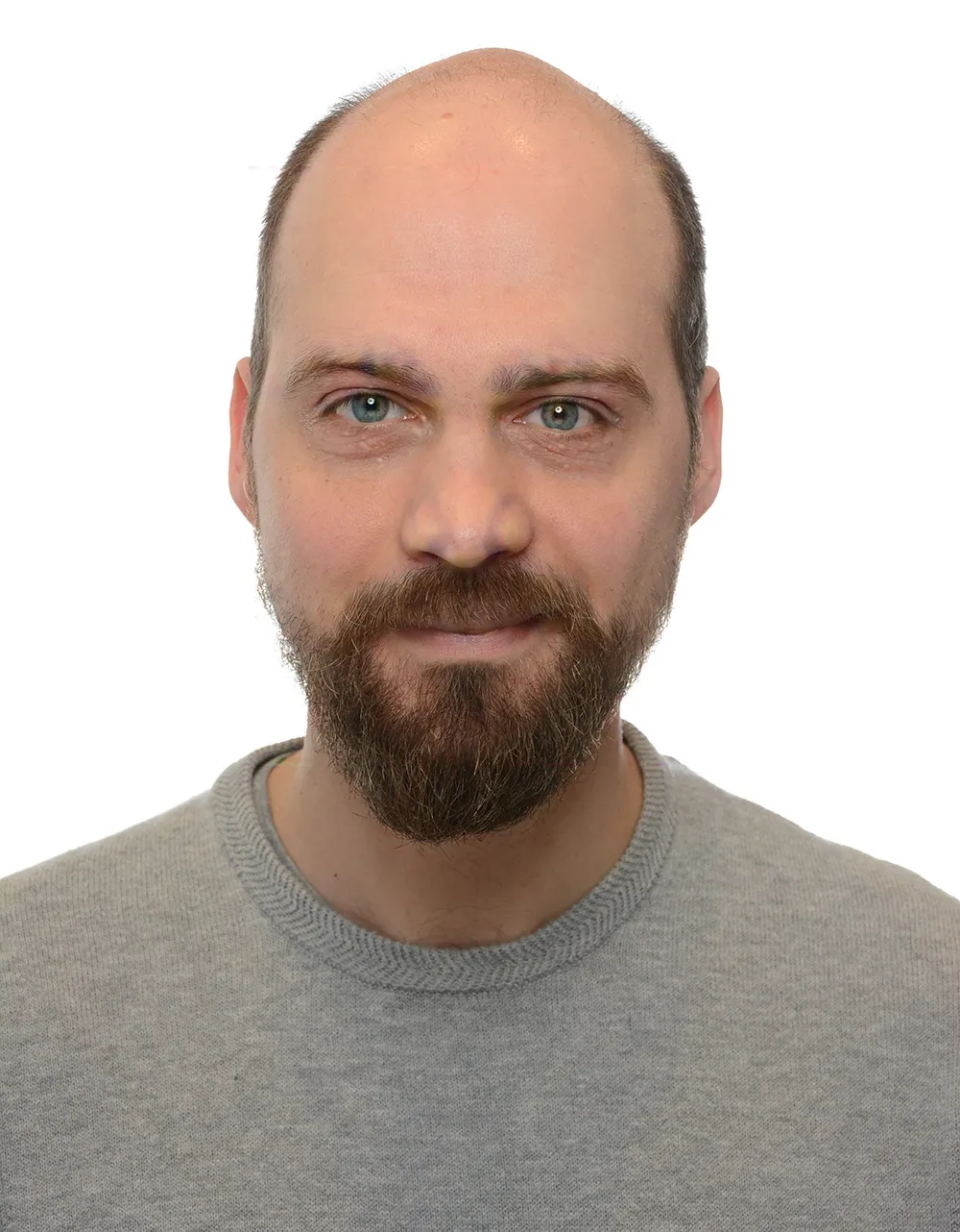 2020 — Biometrisches Portrait mit leichtem Grinsen