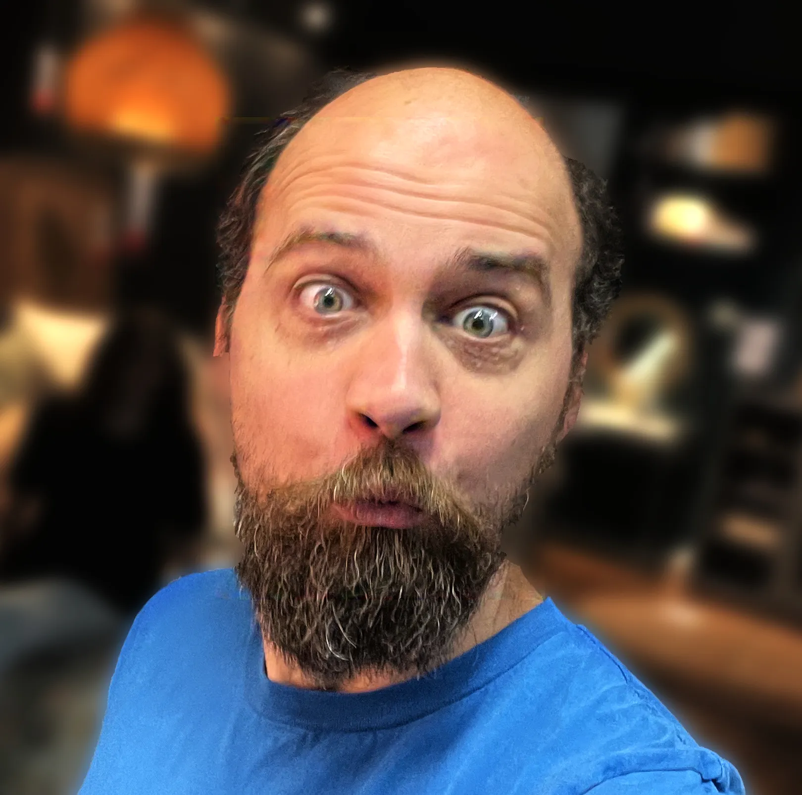 2023 — Albernes Selfie mit weit aufgerissenen Augen